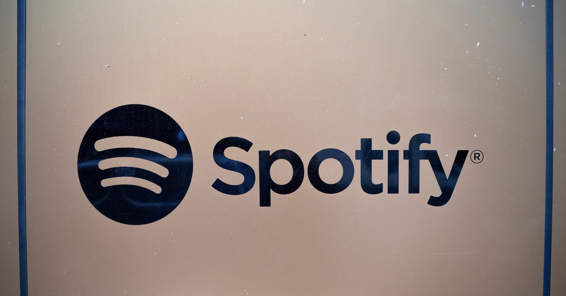 Spotify прогнозира по-висока печалба и промени в ръководството