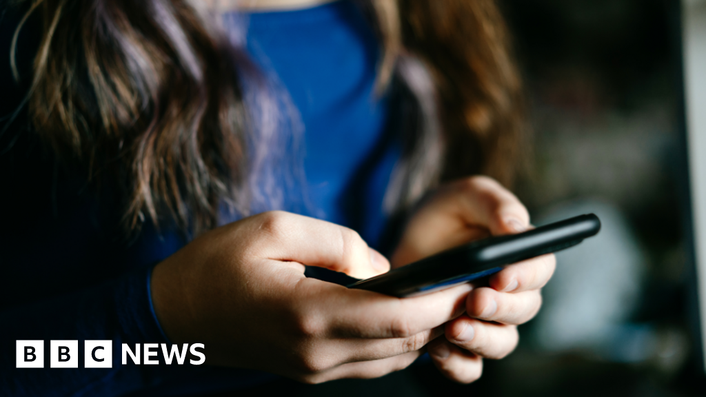 Опасен тренд в TikTok и Snapchat: Предупреждения за 'училищна война'