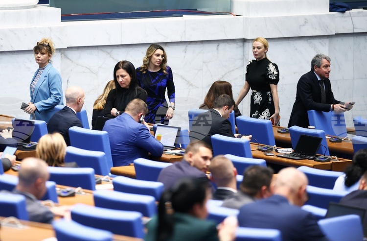 Парламентът задължи премиера Гюров да се яви за изслушване относно американските самолети
