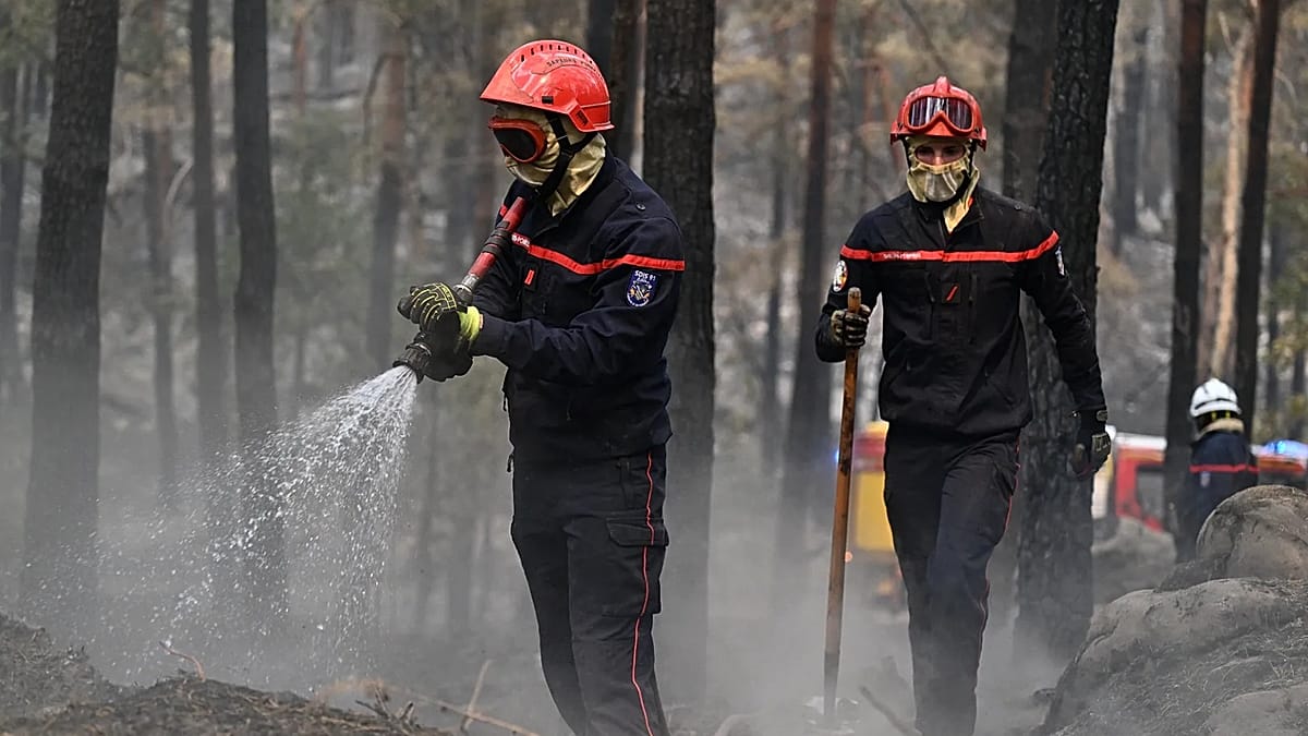 Рекордни горски пожари във Франция: Две жертви и хиляди хектари унищожени