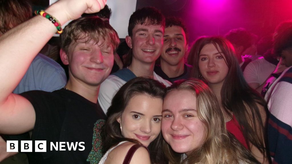 Как страхът от заснемане променя нощния живот на Gen Z