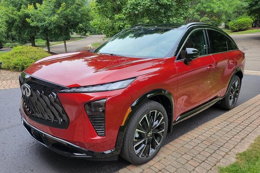 Infiniti разширява моделната си гама с фокус върху хибридите