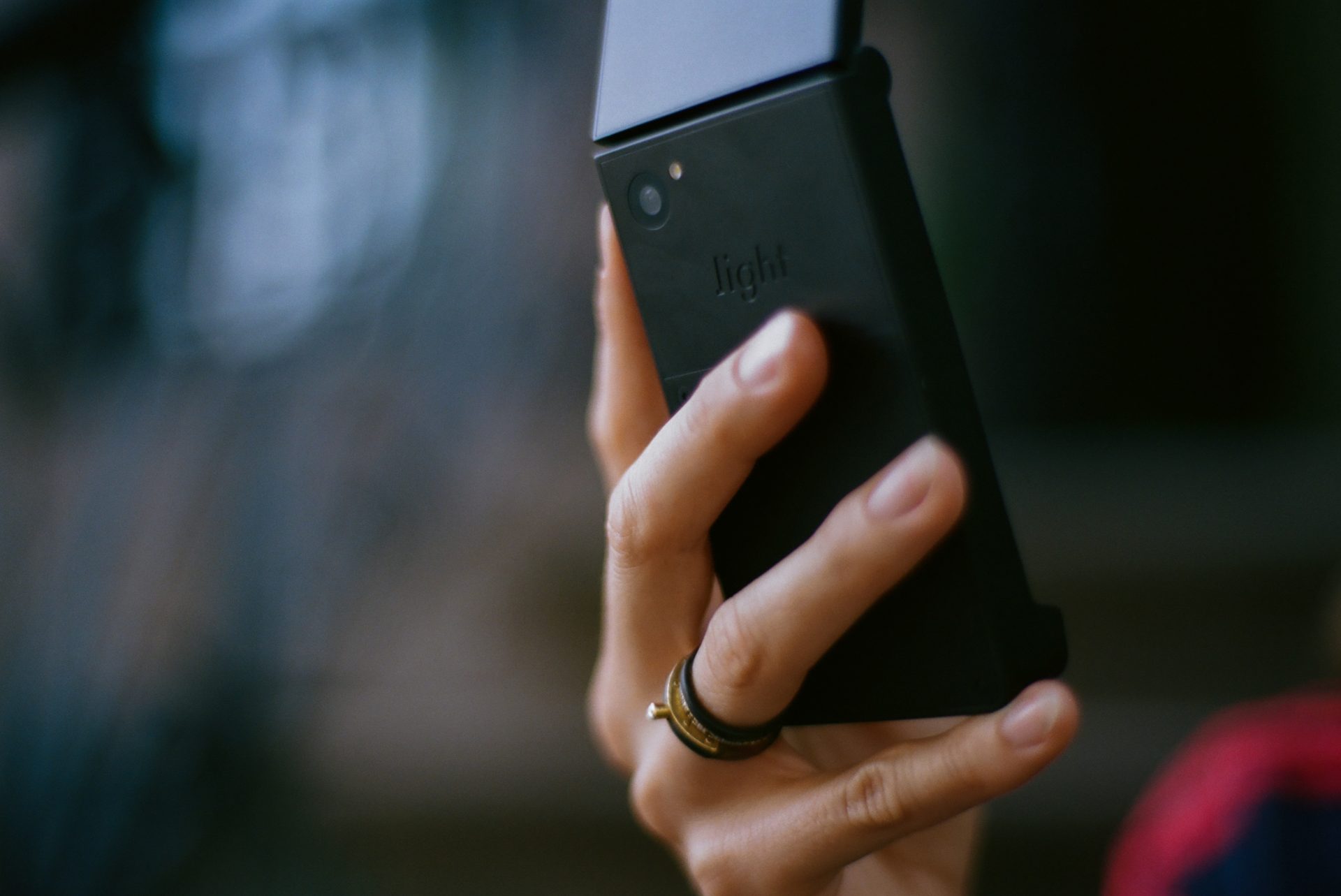 Light Flip Phone: Минималистичен ретро телефон с модерни технологии