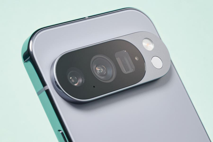 Pixel 11 срещу iPhone 17: Как новият модел на Google променя играта