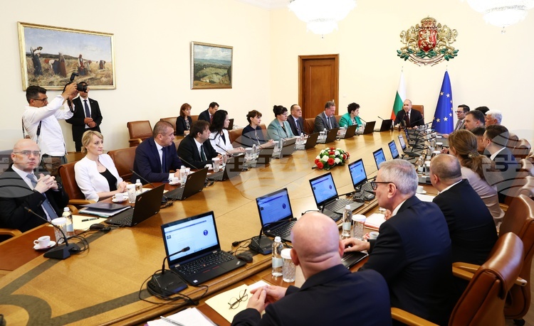 Правителството отпуска над 10 милиона евро за транспортни разходи на учители