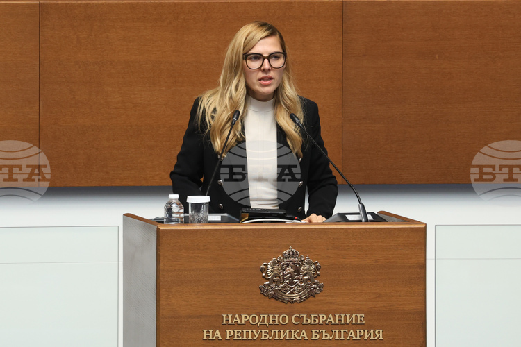 Министър Петрова: Няма решение за преструктуриране на Агенцията за българите в чужбина