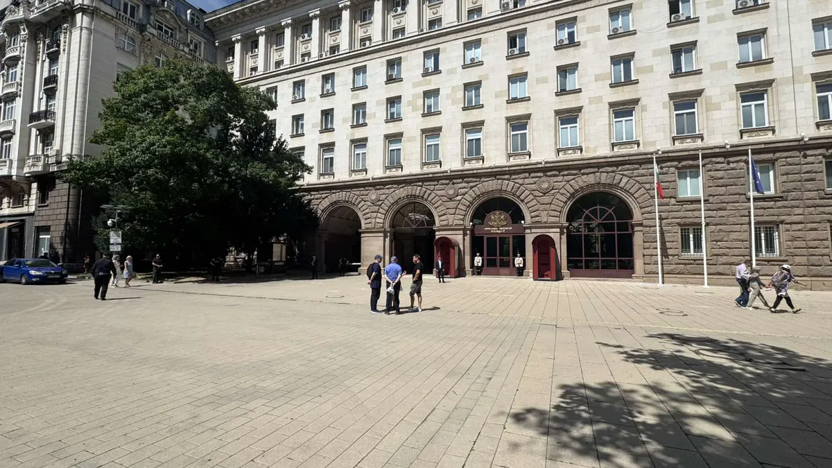 Сигнал за бомба евакуира президентството: МВР потвърждава