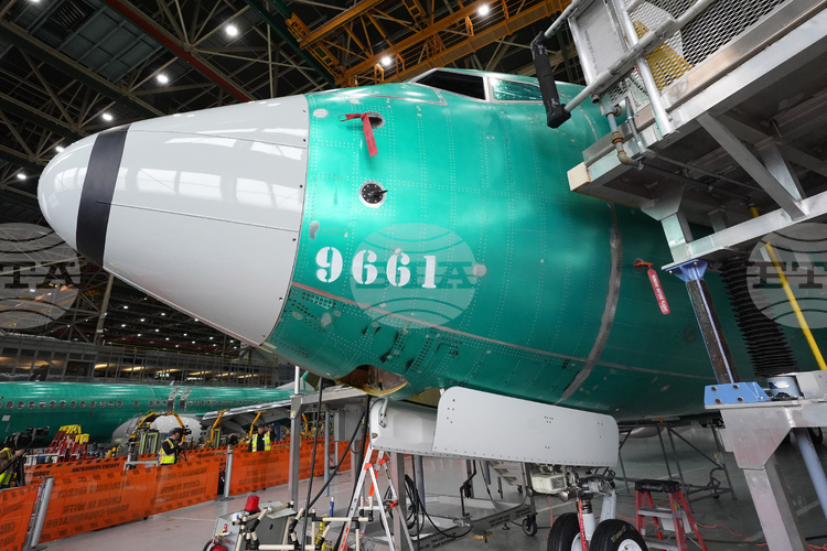 Голяма поръчка на 100 самолета 'Боинг 737 МАКС' от 'Ес Ем Би Си авиейшън кепитъл' на авиоизложението във Фарнбъро