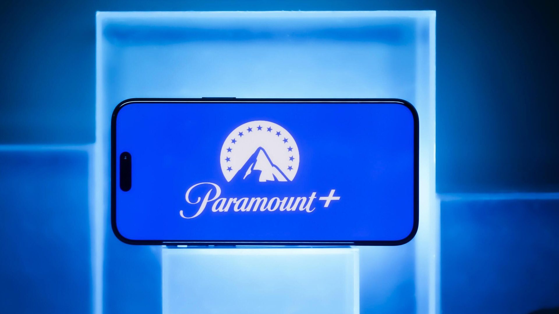 Съдия временно блокира сливането на Paramount и Warner Bros.