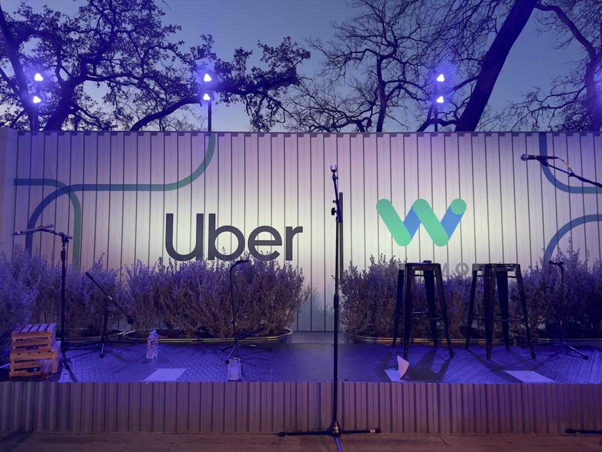 Uber и Waymo в сблъсък за бъдещето на роботакситата: Какво означава това за индустрията?