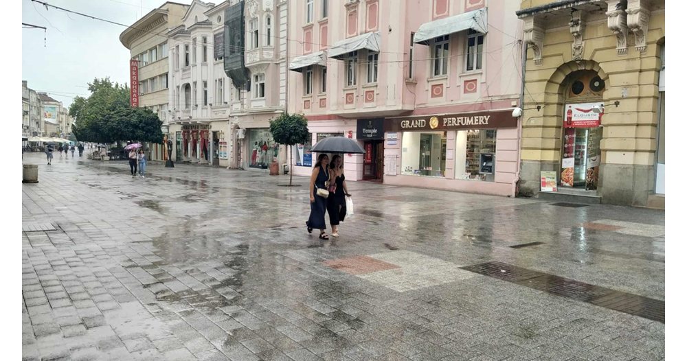 Жълт код за валежи в Пловдив: Температурите падат до 27°